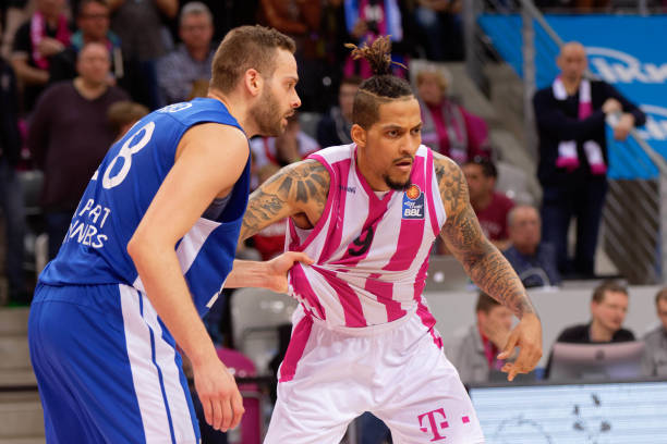 她通过稳定 她通过稳定